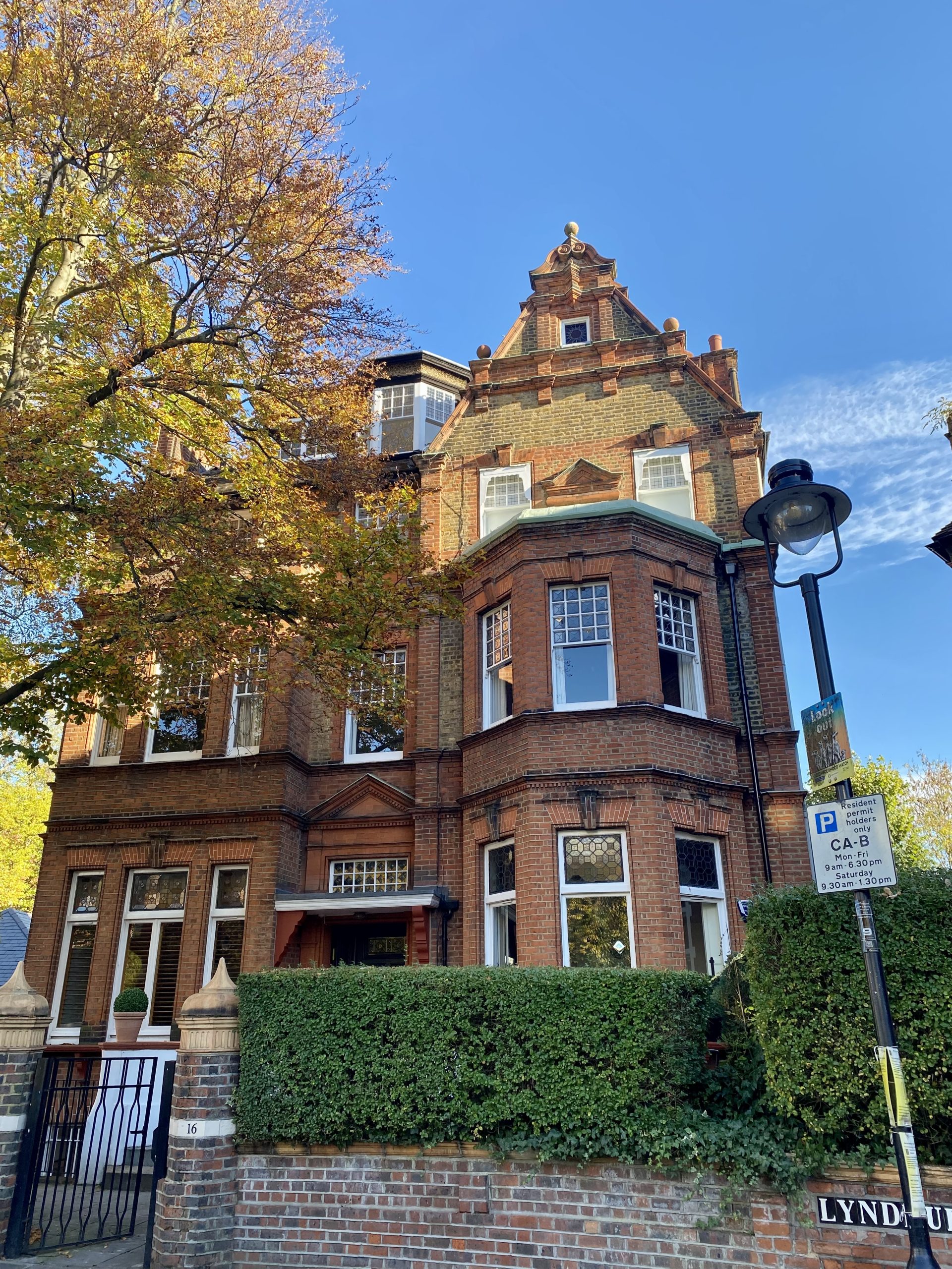 16_Lyndhurst_Gardens,_Hampstead,_November_2021
